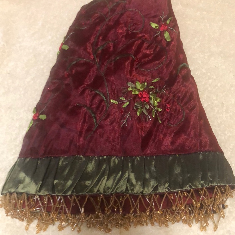 Vintage Tulle Tree Skirt w/Beads, Embroidery & Ribbon 50” Circumference - Picture 5 of 8
